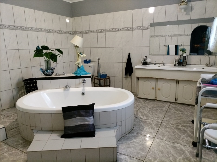 4 Bedroom Property for Sale in Oos Einde North West
